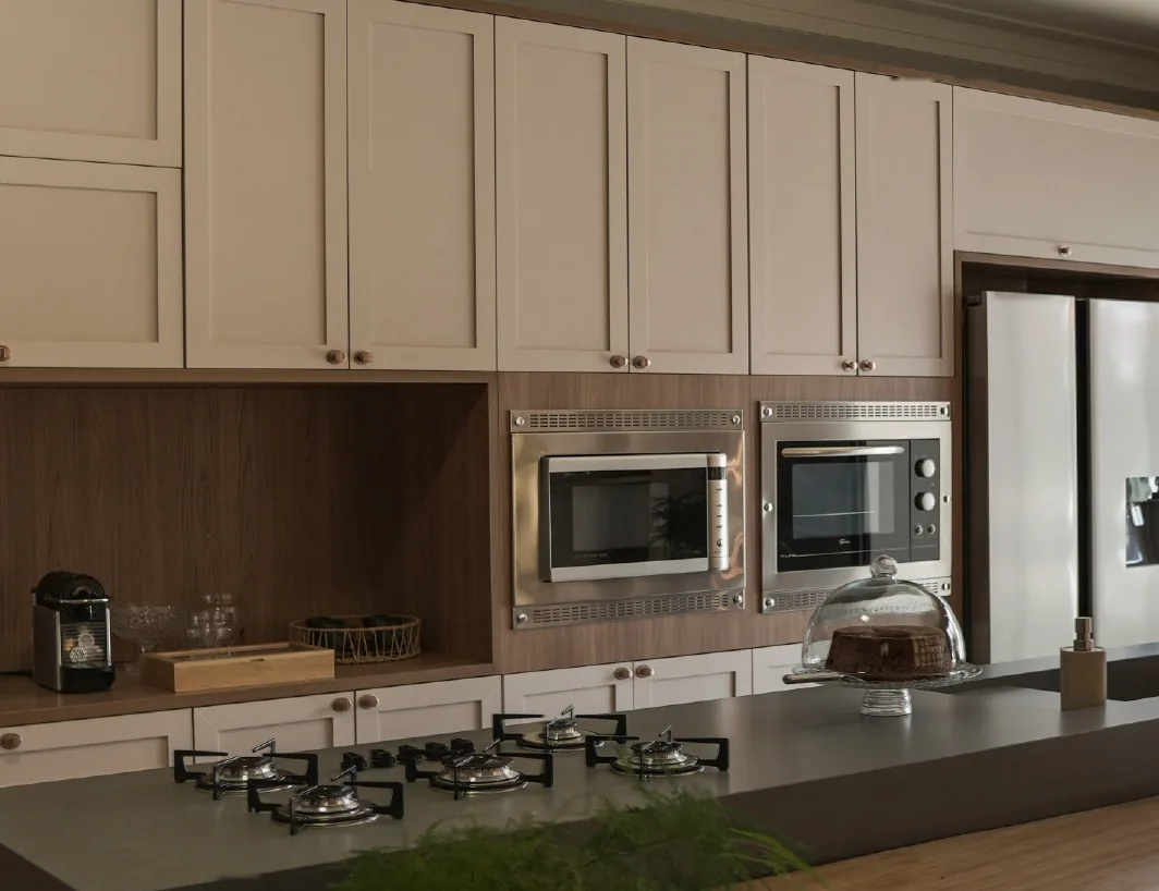 Cozinha clássica com portas almofadadas e fornos embutidos
