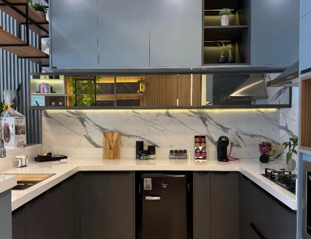 Cozinha em U com bancada de mármore e iluminação embutida